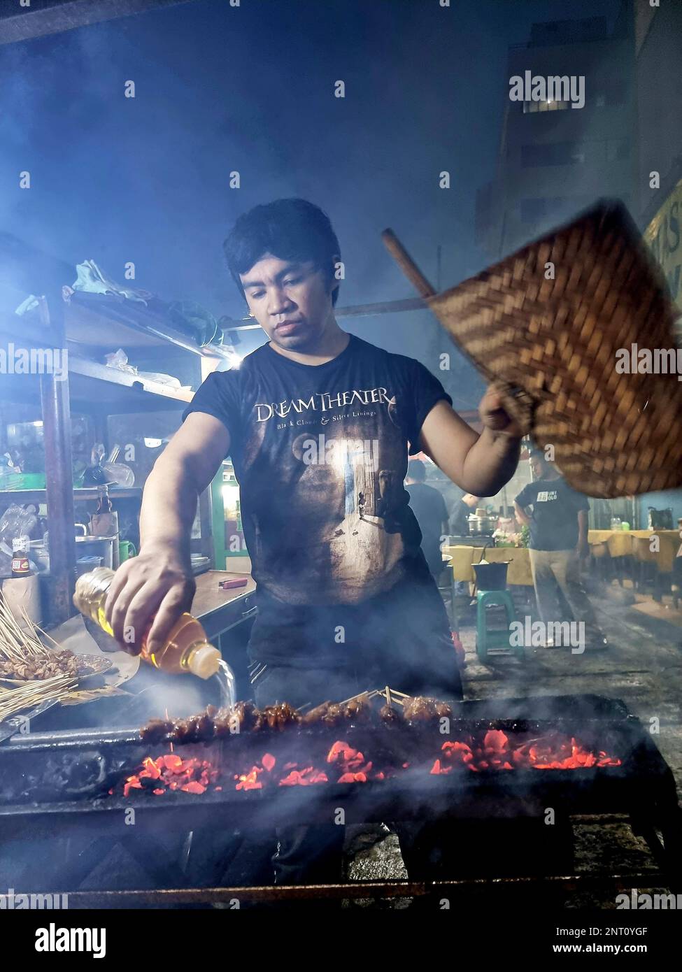 Indonesisches Street Food, von Satay bis Suppe, Nasi Goreng bis hin zu Süßigkeiten, ist äußerst beliebt und schmackhaft. Die Händler in Jakarta sind an den meisten Abenden sehr beschäftigt und servieren den wiederkehrenden Bürobesuchern und anderen, die oft packen und gehen, warmes, billiges Essen. Indonesien. Stockfoto