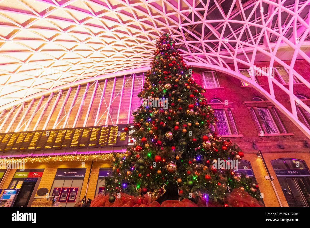 England, London, Kings Cross Station, Weihnachtsbaum Stockfoto