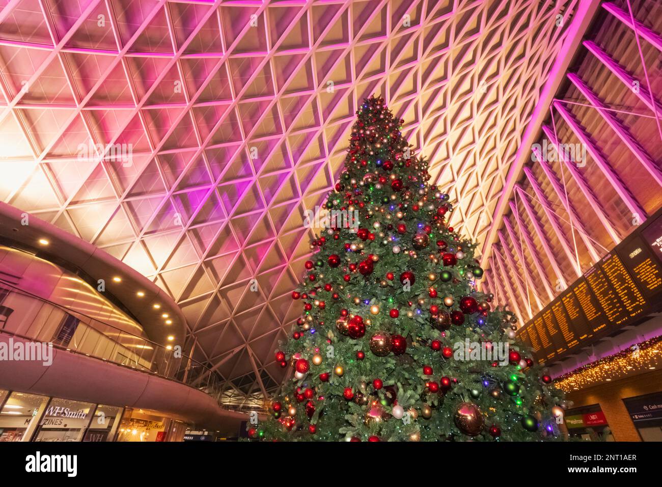 England, London, Kings Cross Station, Weihnachtsbaum Stockfoto