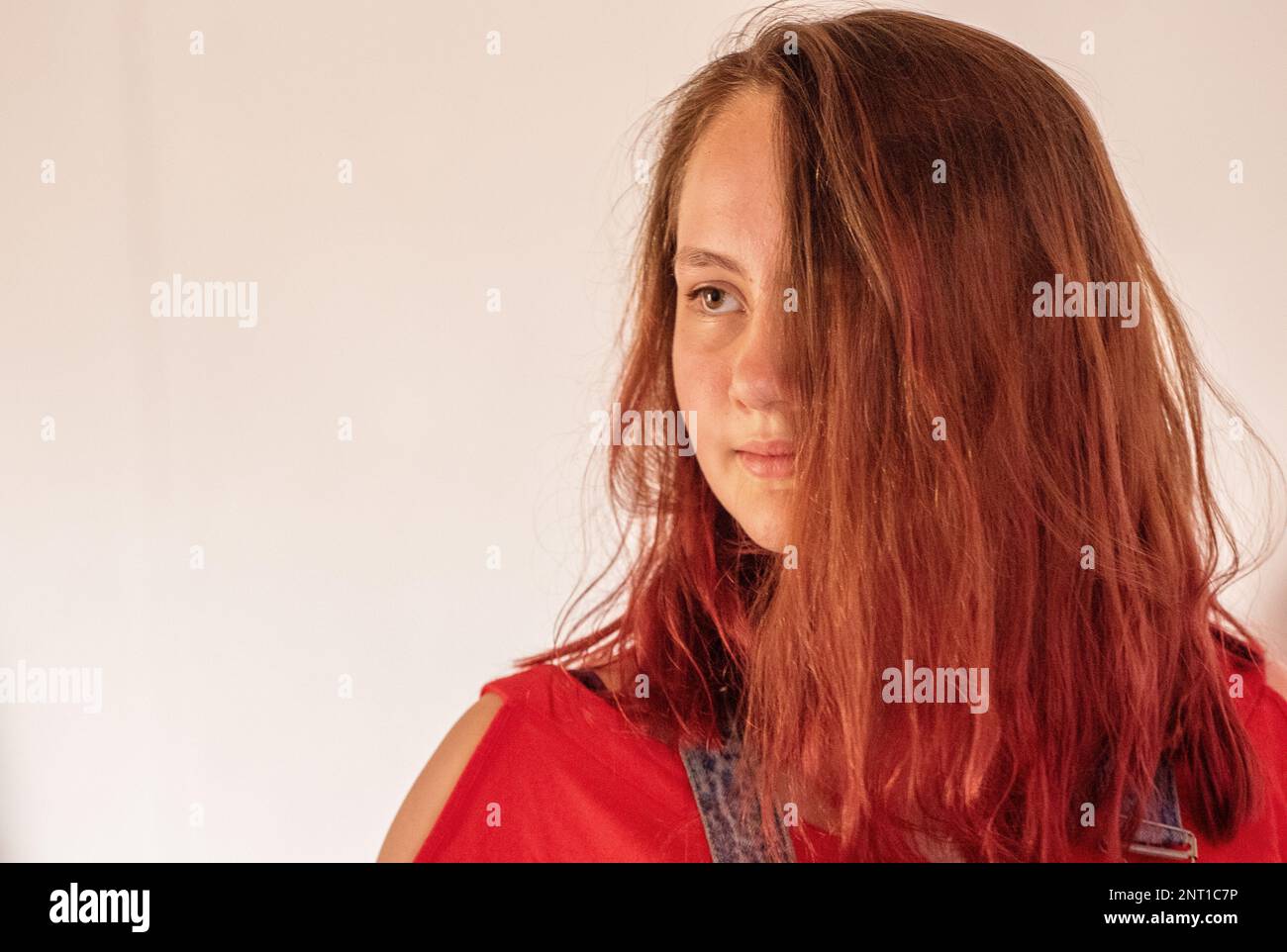 Junge Schauspielerin mit langen roten Haaren in einer Darbietung von Romeo und Julia Stockfoto