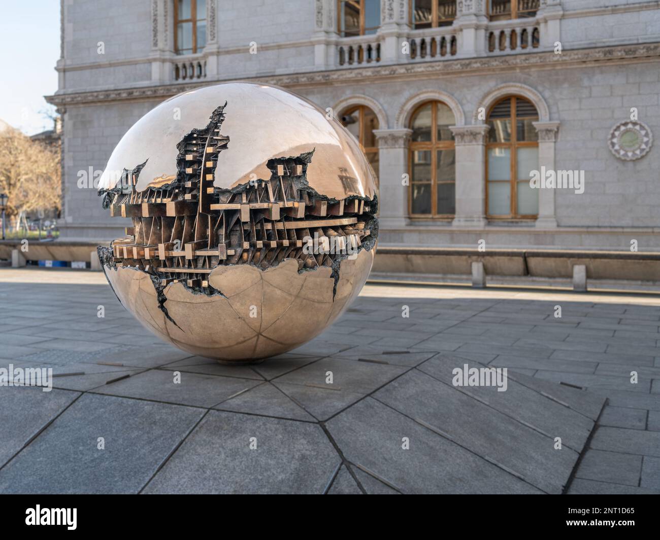 Die sphäreninterne Kunstinstallation außerhalb der Berkeley Library im Zentrum des Trinity College, Dublin, Irland Stockfoto