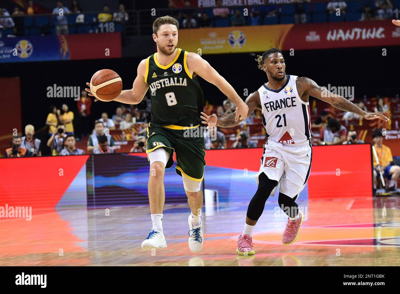 Australia's Matthew Dellavedova (L) in action against France's Andrew Albicy (R) during the second round Group L match in the FIBA Basketball World Cup 2019 in Nanjing in east China's Jiangsu province on Monday, Sep. 9, 2019. Australia won over France 100-98.(Photo By Min Jian/Color China Photo/AP Images) Stockfoto
