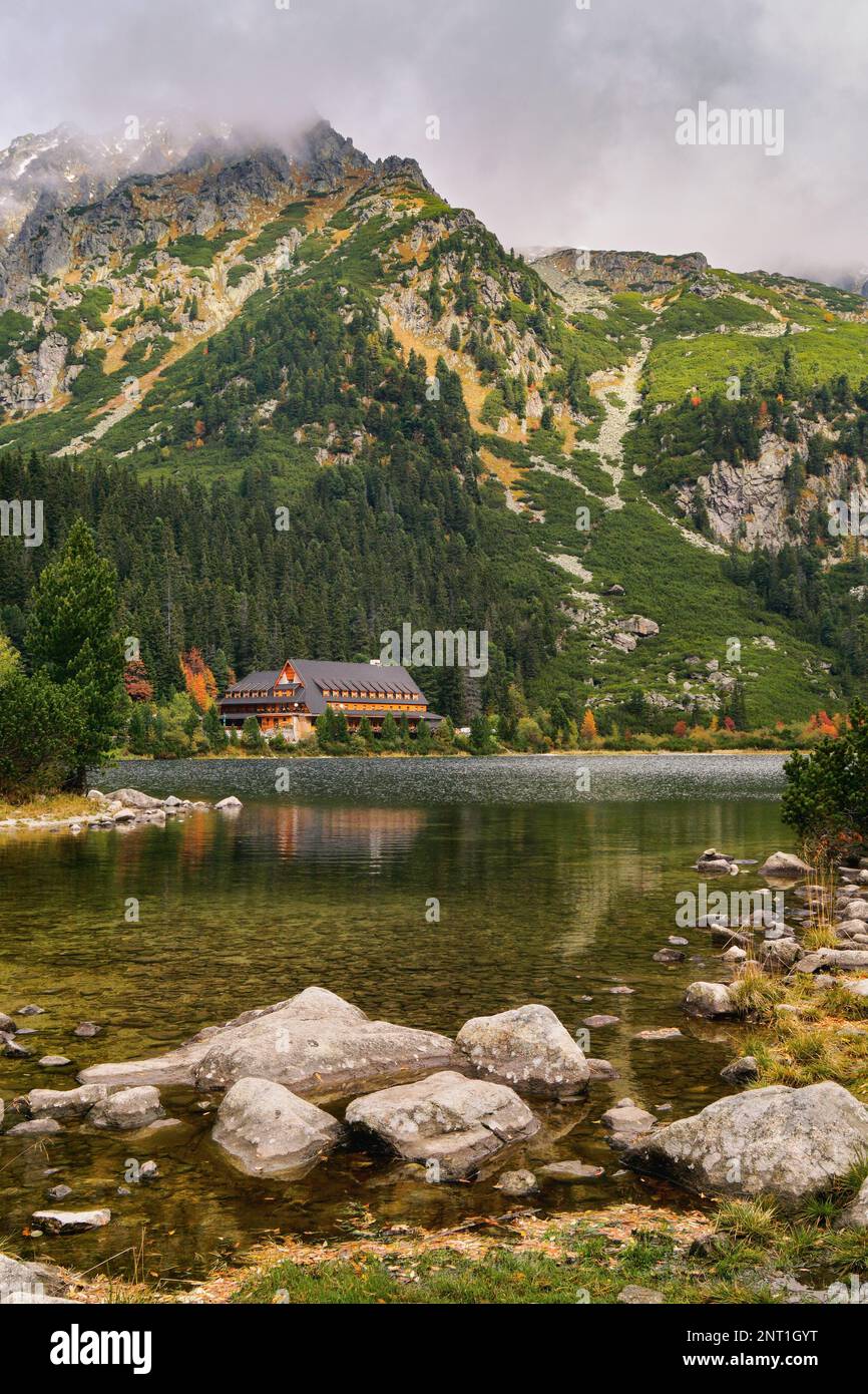 Neblige Herbstlandschaft im Nationalpark. Lake Popradske Pleso und Hotel oder Schutzgebiet der Hohen Tatra, Westkarpaten, Slowakei. Stern Stockfoto