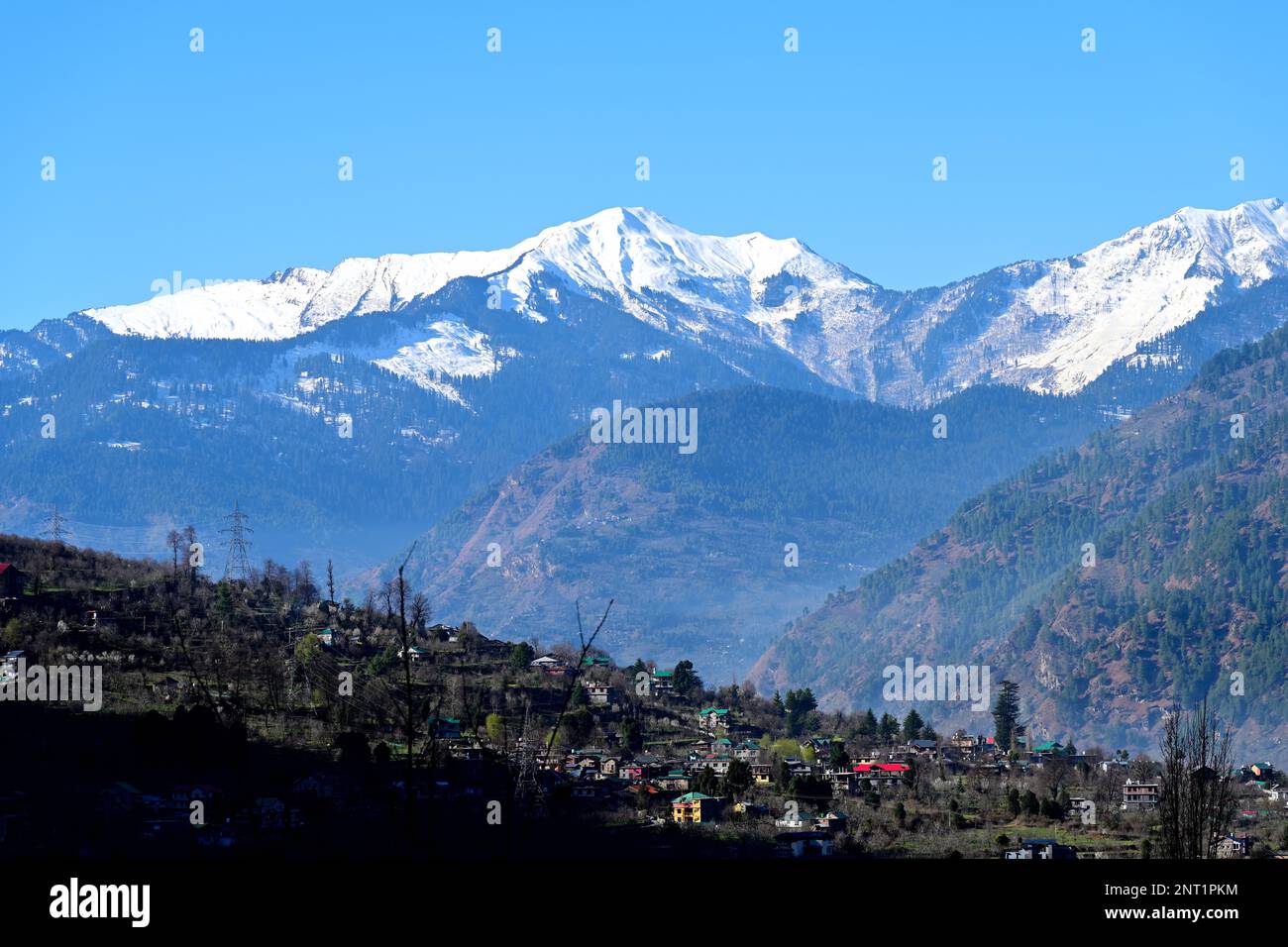 Schneebedeckte Spitze in der Mitte des Rahmens Stockfoto