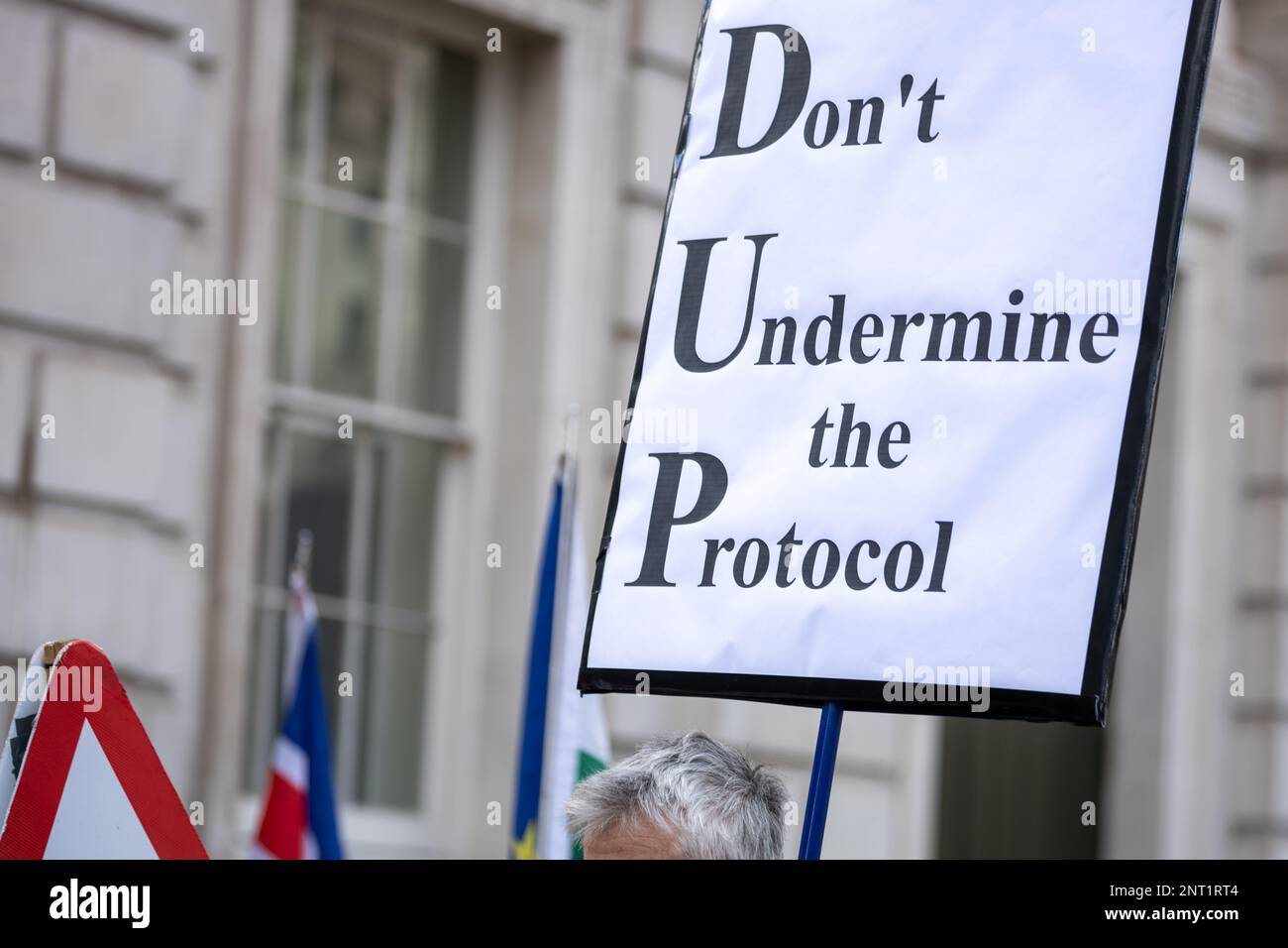 London, Großbritannien. 27. Februar 2023. Anti-Brexit-Demonstranten in Westminster an dem Tag, an dem der NI-Protokollvertrag bekannt gegeben wird Kredit: Ian Davidson/Alamy Live News Stockfoto