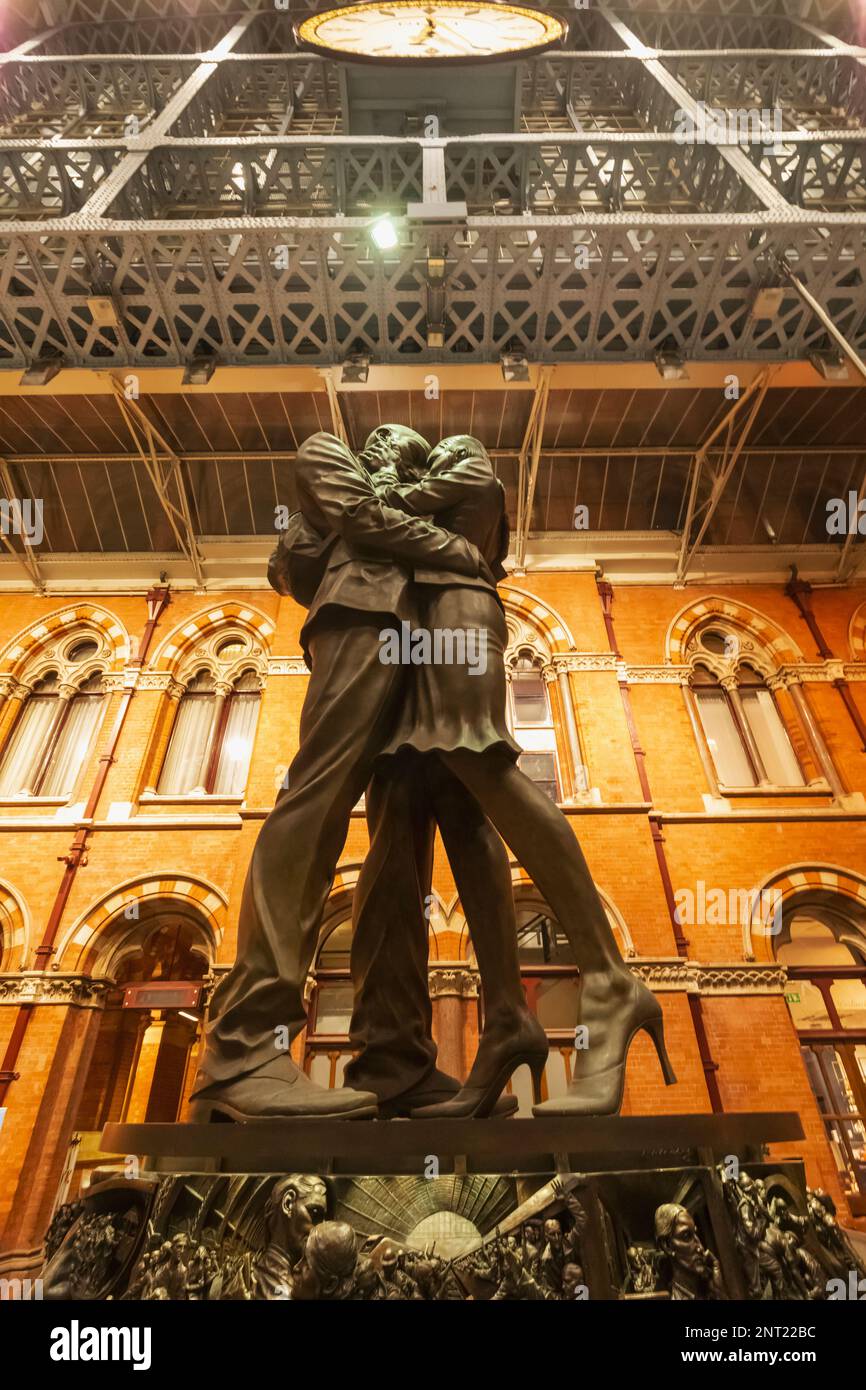 England, London, St. Pancras Station, Bronzestatue des Paares mit dem Titel „The Meeting Place“ von Paul Day Stockfoto