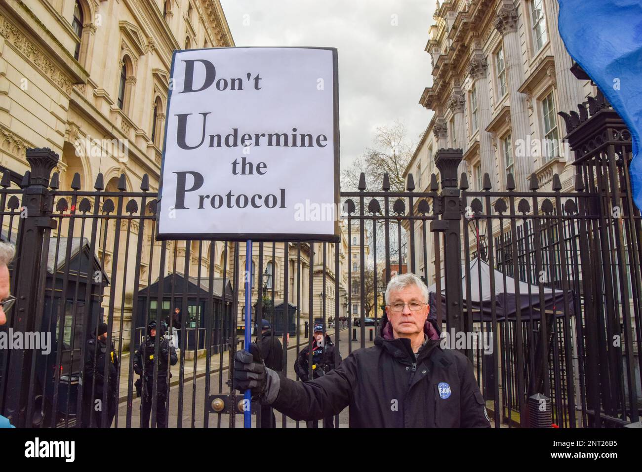 London, Großbritannien. 27. Februar 2023 Ein Anti-Brexit-Aktivist steht vor der Downing Street und unterstützt das Nordirland-Protokoll, da der britische Premierminister Rishi Sunak und die Präsidentin der Europäischen Kommission Ursula von der Leyen in Windsor zusammentreffen, um eine neue Brexit-Vereinbarung über Nordirland zu unterzeichnen. Stockfoto