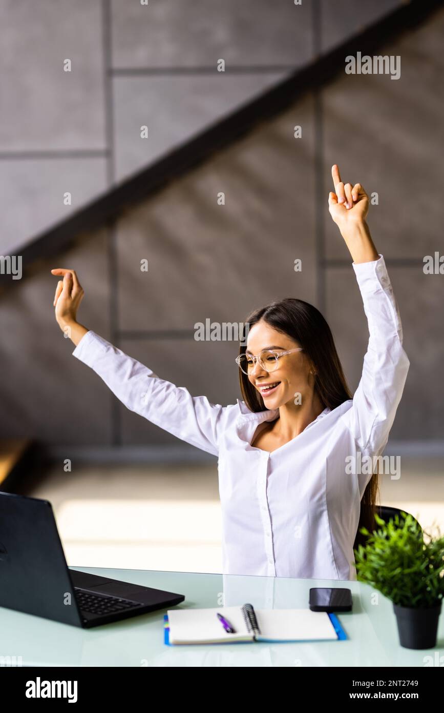 Aufgeregte Frau schaut sich den Laptop-PC-Bildschirm an und erfährt gute Nachrichten, dass sie zur Universität zugelassen wird. Stockfoto