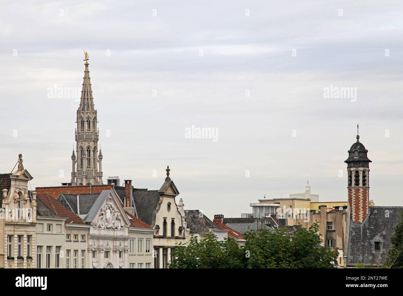 Blick auf Brüssel vom Mont des Arts mit der Sainte-Marie-Madeleine-Kirche und dem Brüsseler Rathaus. Stockfoto