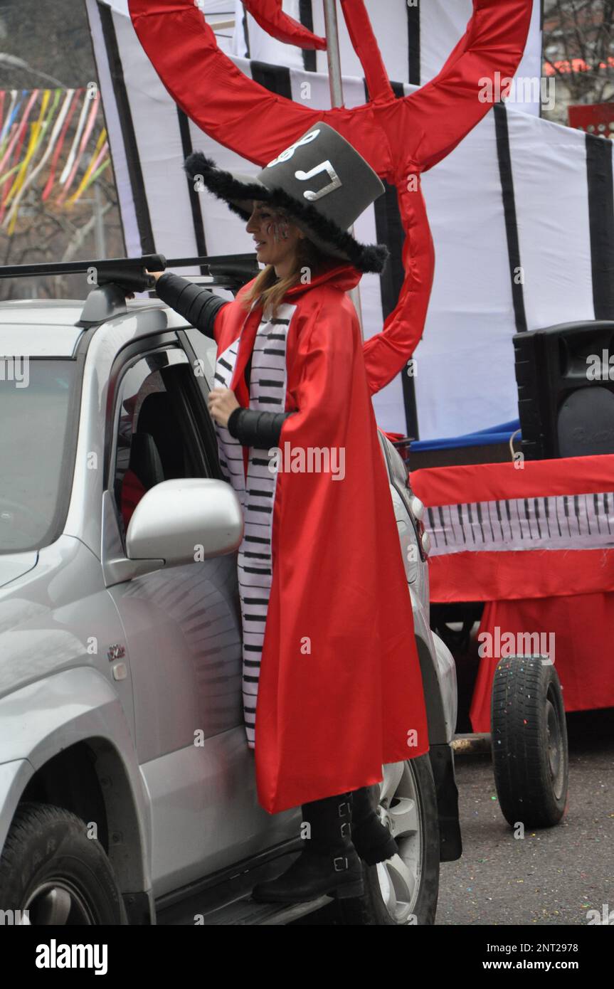 Schöne Mädchenposition am Karnevalstag bei der Karnevalsparade. Maskierte Frauen nehmen an der jährlichen Karnevalsparade in Rijeka Teil. Farbenfrohe Kleidung Stockfoto