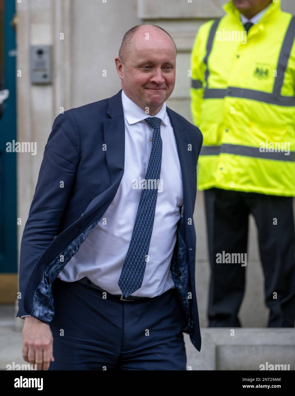 London, Großbritannien. 27. Februar 2023. Jukka Siukosaari Finnlands Botschafter im Vereinigten Königreich verlässt das Kabinettsbüro London UK Credit: Ian Davidson/Alamy Live News Stockfoto