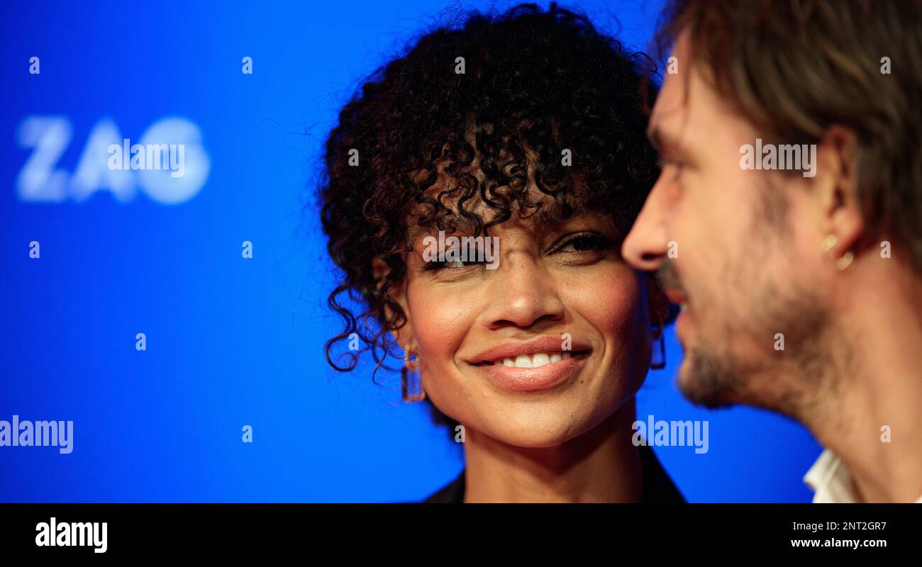 AMSTERDAM - Egbert-Jan Weeber mit Partner auf dem roten Teppich während der Premiere von Toen Ik je Zag. Der Film basiert auf dem Buch von Isa Hoes über ihr Leben mit Antonie Kamerling. ANP LEVIN DEN BOER niederlande raus - belgien raus Stockfoto