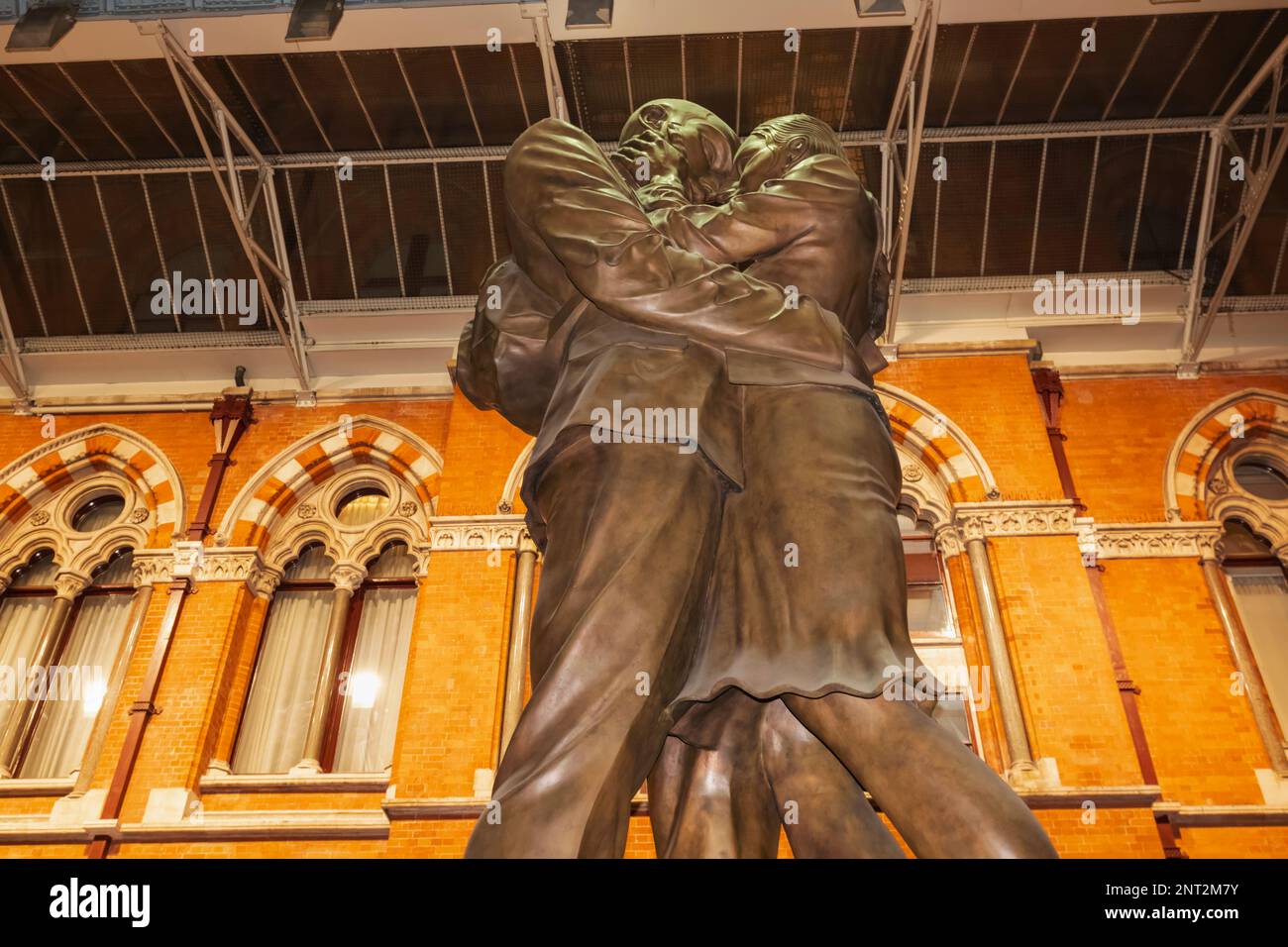 England, London, St. Pancras Station, Bronzestatue des Paares mit dem Titel „The Meeting Place“ von Paul Day Stockfoto