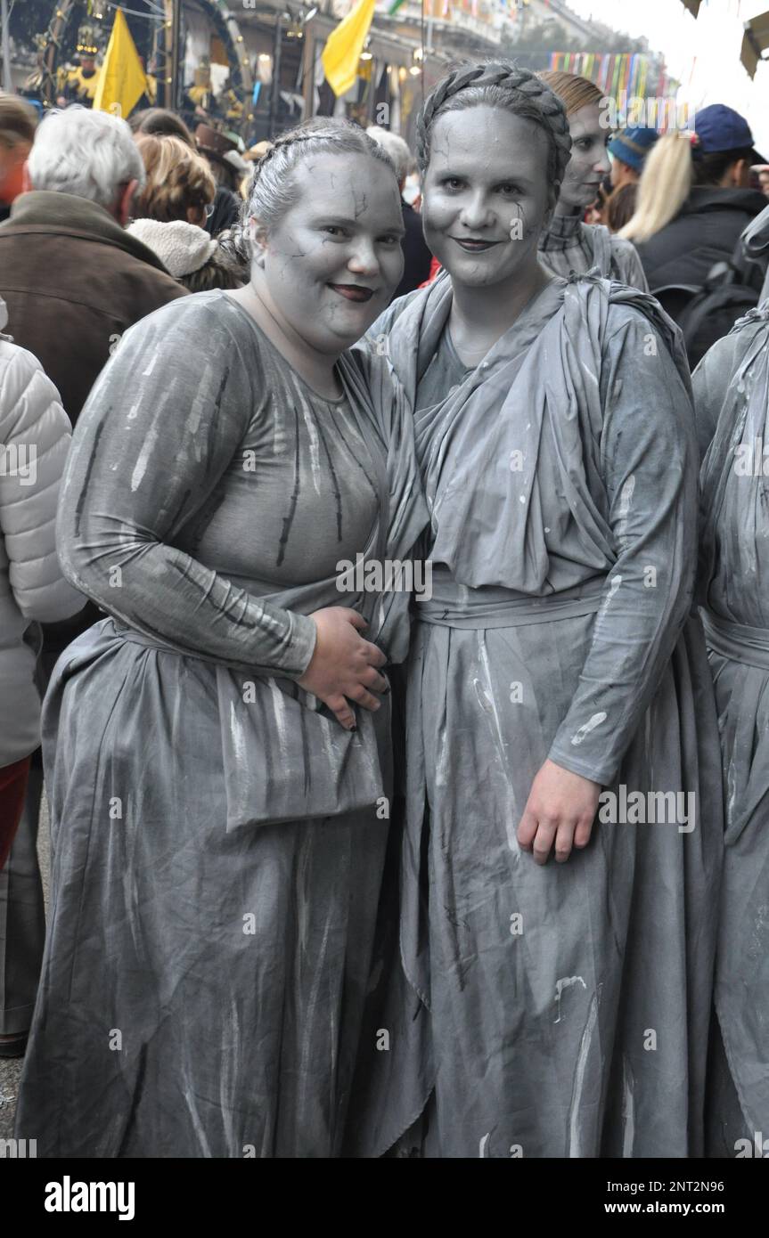 Rijeka, Kroatien, 19. Februar, 2023Two schöne Mädchen posieren am Karnevalstag bei der Karnevalsparade. Maskierte Frauen nehmen an der Karnevalsparade Teil Stockfoto