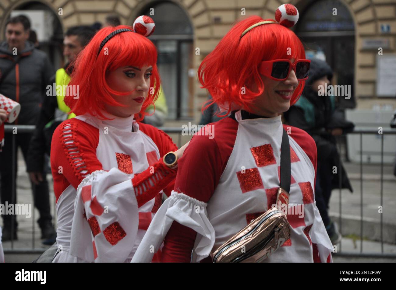 Rijeka, Kroatien, 19. Februar 2023. Zwei schöne Mädchen posieren am Karnevalstag bei der Karnevalsparade. Maskierte Frauen nehmen an der Karnevalsparade Teil Stockfoto