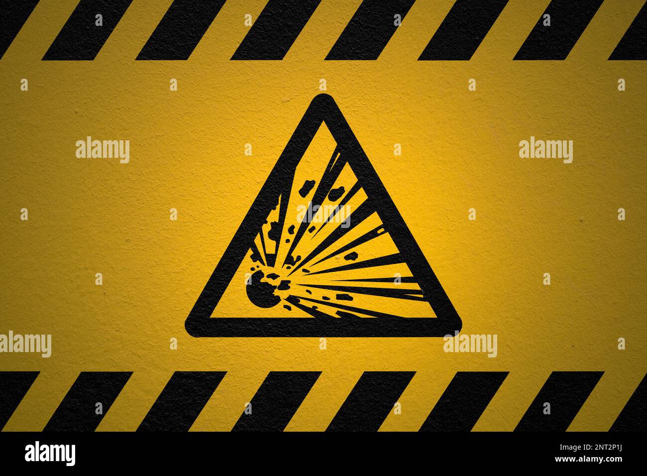 Schwarz gestreifter gelber Hintergrund mit einem Gefahrenschild und einem Lichteffekt, der das ganze dramatisiert. Stockfoto