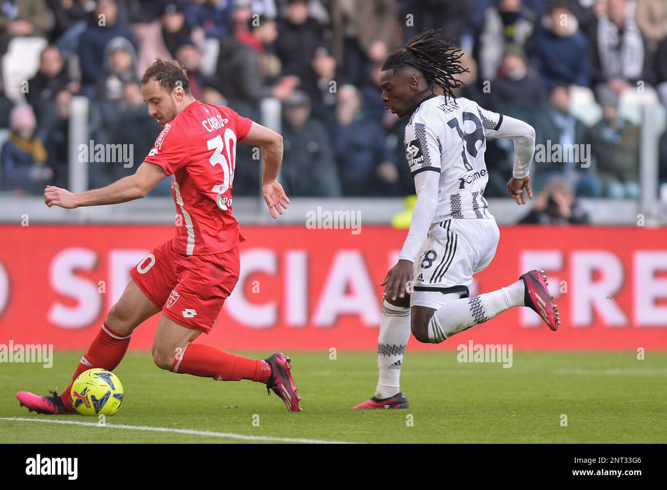 Carlos Augusto (Associazione Calcio Monza) erwartet Moise Kean (Juventus) während des Fußballspiels der Serie A zwischen Juventus und Monza in der Allianz Street Stockfoto