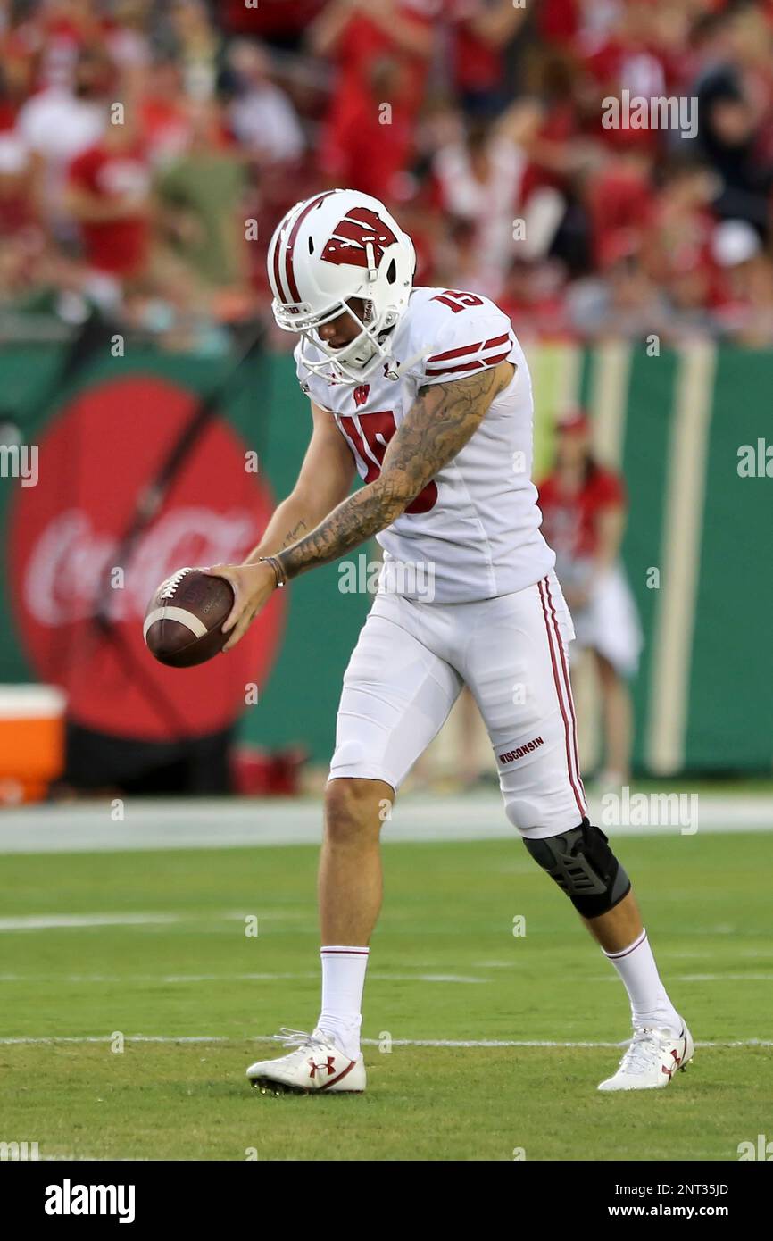 TAMPA, FL - AUGUST 30: Anthony Lotti (15) of Wisconsin punts the ball during the College Football game between the Wisconsin Badgers and the South Florida Bulls on August 30, 2019 at Raymond James Stadium in Tampa, FL. (Photo by Cliff Welch/Icon Sportswire) (Icon Sportswire via AP Images) Stockfoto
