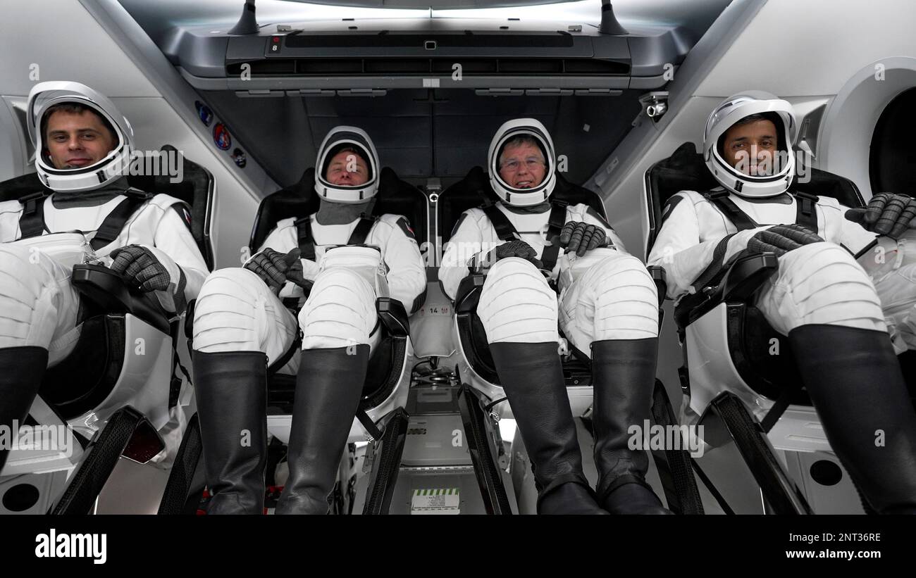 Cape Canaveral, Vereinigte Staaten von Amerika. 26. Februar 2023. Die Mitglieder der SpaceX-Prime-Crew sind auf ihren Sitzen gesichert, um den Countdown an Bord des SpaceX Crew Dragon-Raumschiffs im Kennedy Space Center am 26. Februar 2023 in Cape Canaveral, Florida, zu starten. Von links: Roscosmos Cosmonaut Andrei Fedyaev, NASA-Astronaut Woody Hoburg, NASA-Astronaut Stephen Bowen und Astronaut Sultan Alneyadi aus den Vereinigten Arabischen Emiraten. Kredit: Handout/SpaceX/Alamy Live News Stockfoto