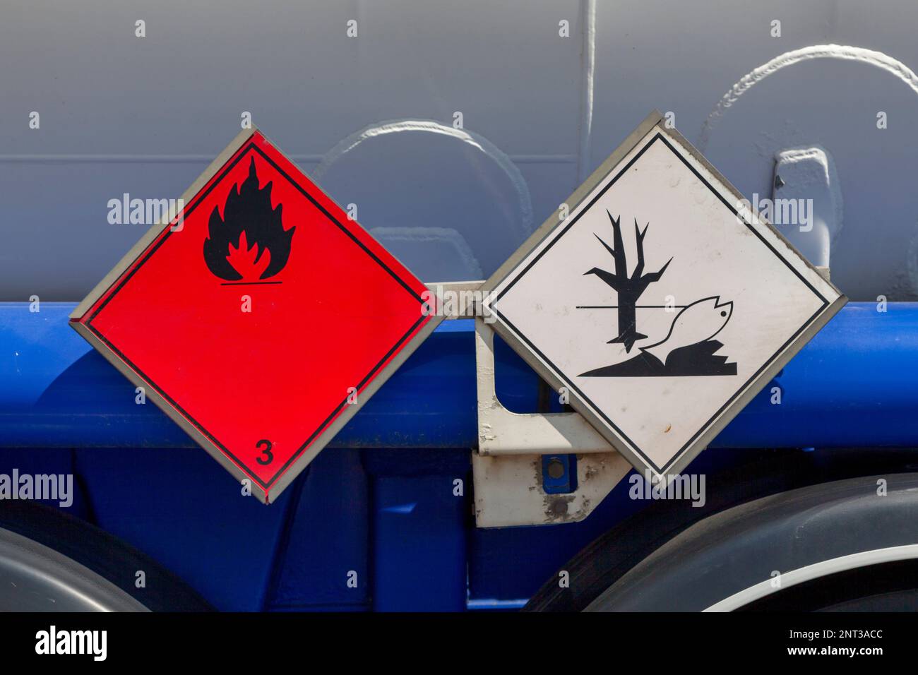 Gefahrgutschilder auf der Seite eines Tankwagens. Ein Hinweis auf das gut ist eine brennbare Flüssigkeit und der andere umweltschädliche Stoff. Stockfoto