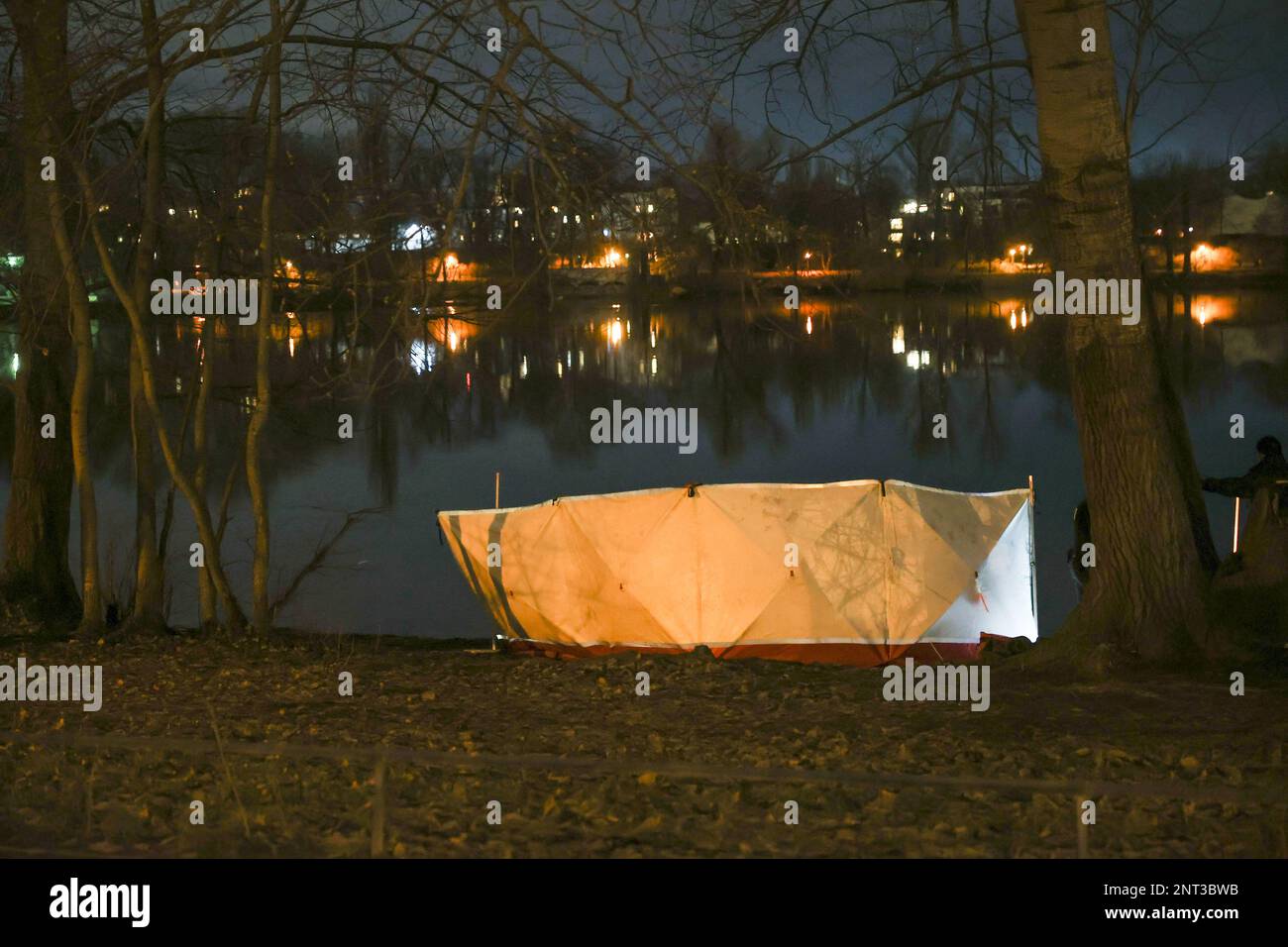 Berlin, Deutschland. 27. Februar 2023. Am Ufer des Weißen Sees in Berlin-Pankow befindet sich ein Privatschirm. Am Ufer des Sees wurden zwei Leichen gefunden. Laut Polizei soll es eine Frau und ein Kleinkind sein. Kredit: Jörg Carstensen/dpa/Alamy Live News Stockfoto