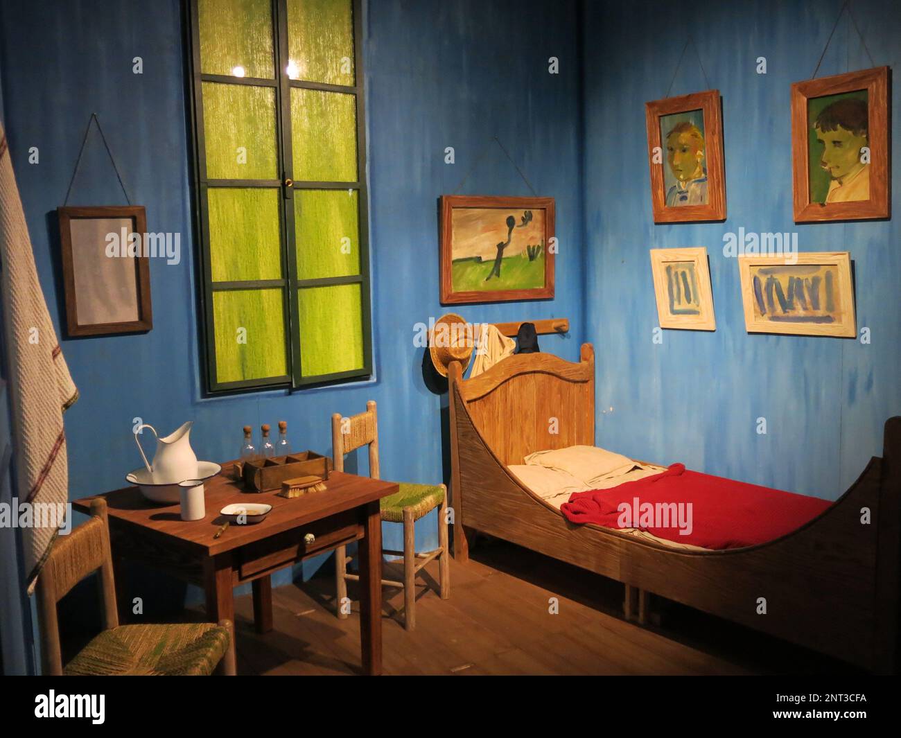 Das Schlafzimmer des Künstlers in Arles, wie in seinem Meisterwerk, wurde als Teil der immersiven Van Gogh Experience in Leicester rekonstruiert. Stockfoto