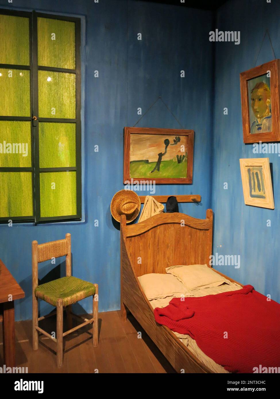 Das Schlafzimmer des Künstlers in Arles, wie in seinem Meisterwerk, wurde als Teil der immersiven Van Gogh Experience in Leicester rekonstruiert. Stockfoto