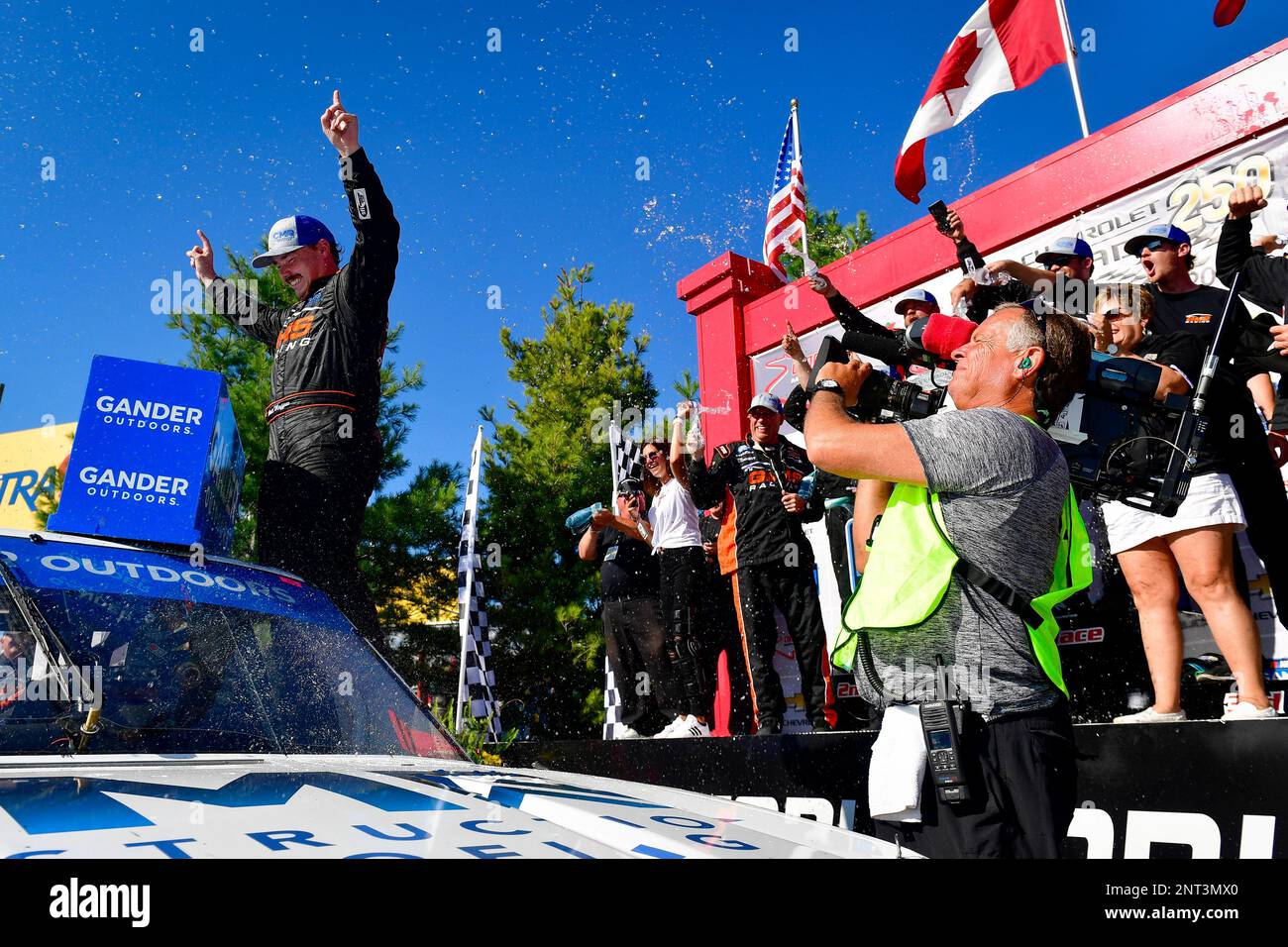 #24: Brett Moffitt, GMS Racing, Chevrolet Silverado celebrates after winning the NASCAR Gander Outdoors Truck Series Chevrolet Silverado 250 at Canadian Tire Motorsport Park, Sunday, August 25, 2019, in Bowmanville, Ont. (AP Photo/NKP, Logan Whitton) MANDATORY CREDIT Stockfoto
