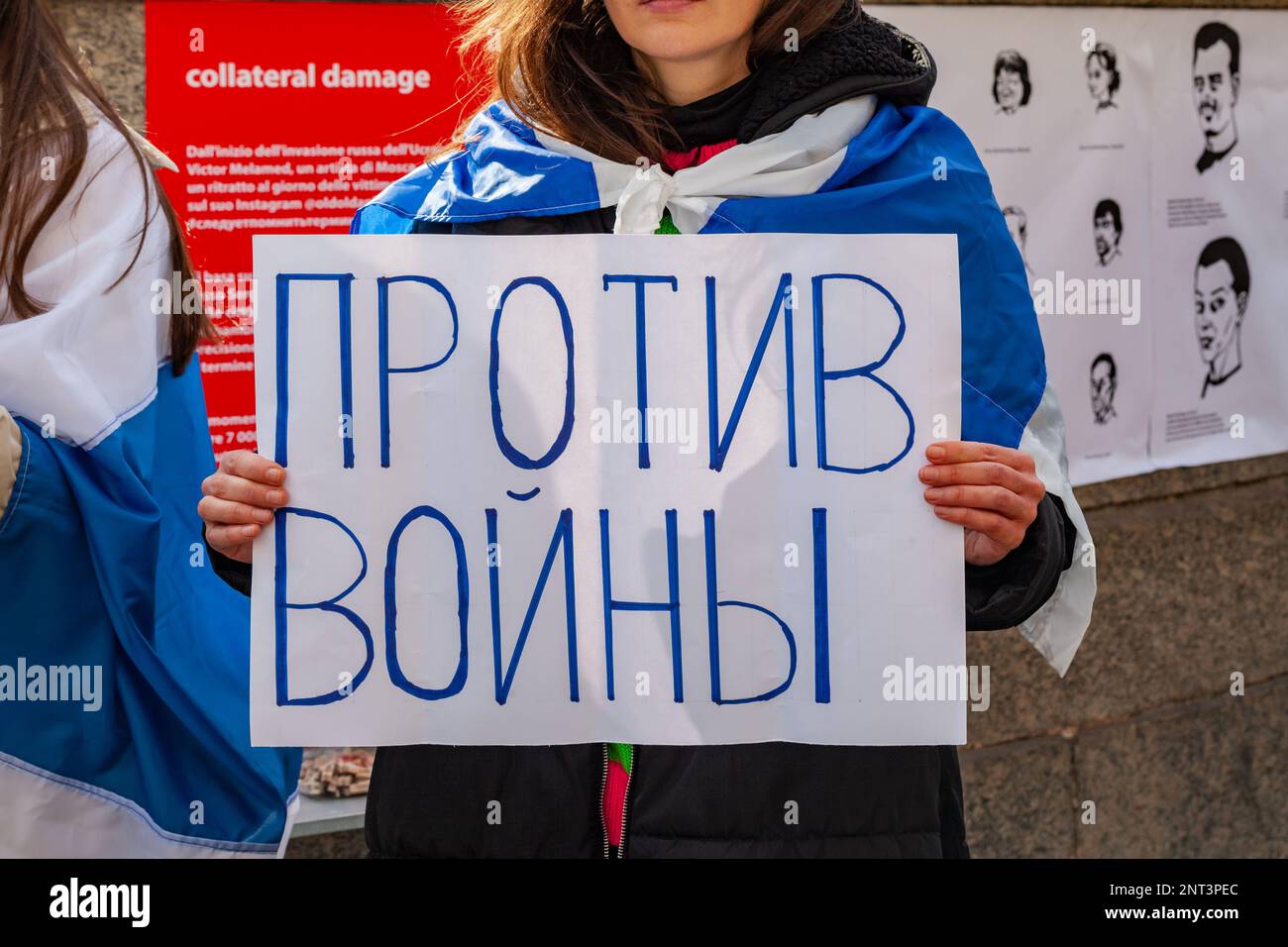 MAILAND, ITALIEN - 2023: Person, die Schilder mit Nachrichten über den Krieg zwischen der Ukraine und Russland hält, um gegen den Krieg zu protestieren, ein Jahr seit dessen Beginn. Stockfoto