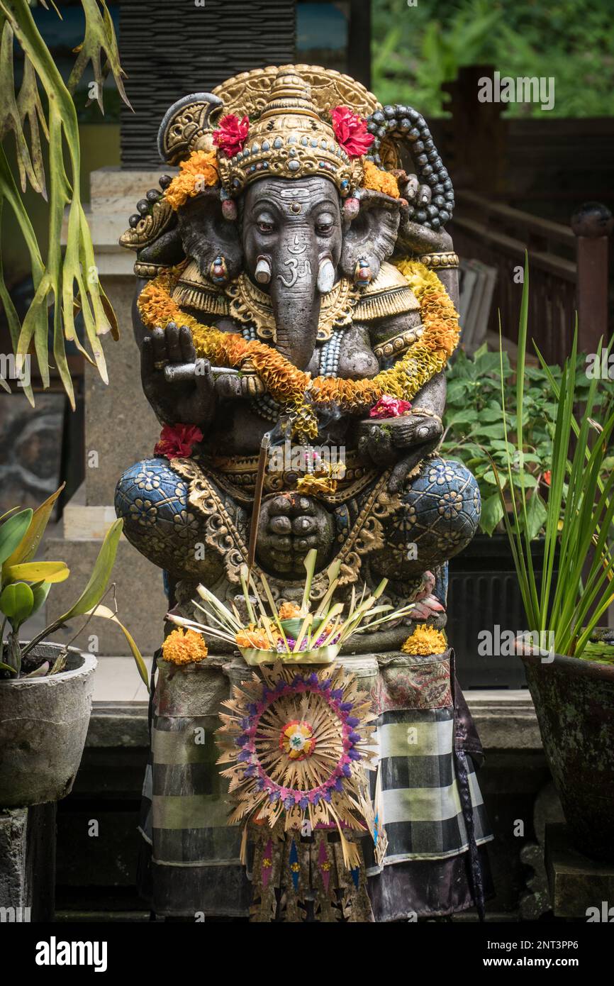 Ganesh-Statue mit Floweers in einem Tempel in Ubud, Bali, Indonesien. Spirituelles Kulturkonzept Stockfoto
