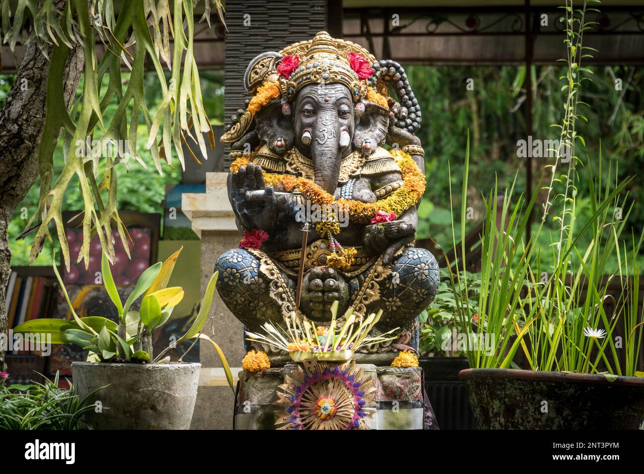 Ganesh-Statue mit Floweers in einem Tempel in Ubud, Bali, Indonesien. Spirituelles Kulturkonzept Stockfoto