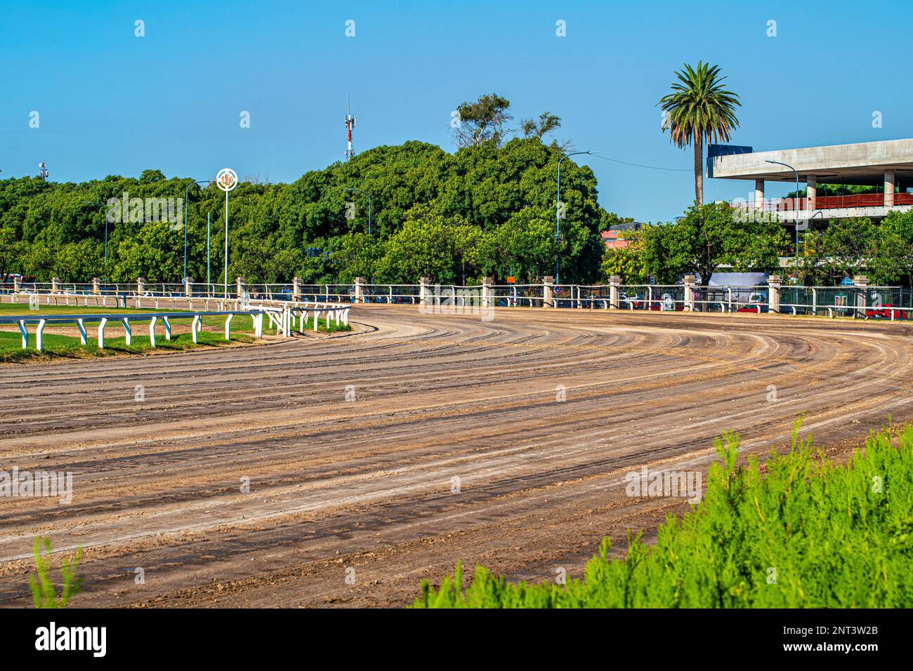 Rennbahn, Hippodrom. Palermo Rennstrecke mit leerer Rennstrecke. Buenos Aires, Argentinien. Stockfoto