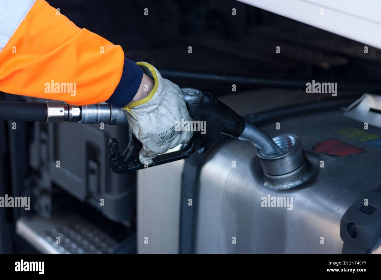 Fahrer von schweren Nutzfahrzeugen betankt Dieselkraftstofftank, Diesel, Fernverkehr, europa, Umwelt, Umweltverschmutzung, Stockfoto