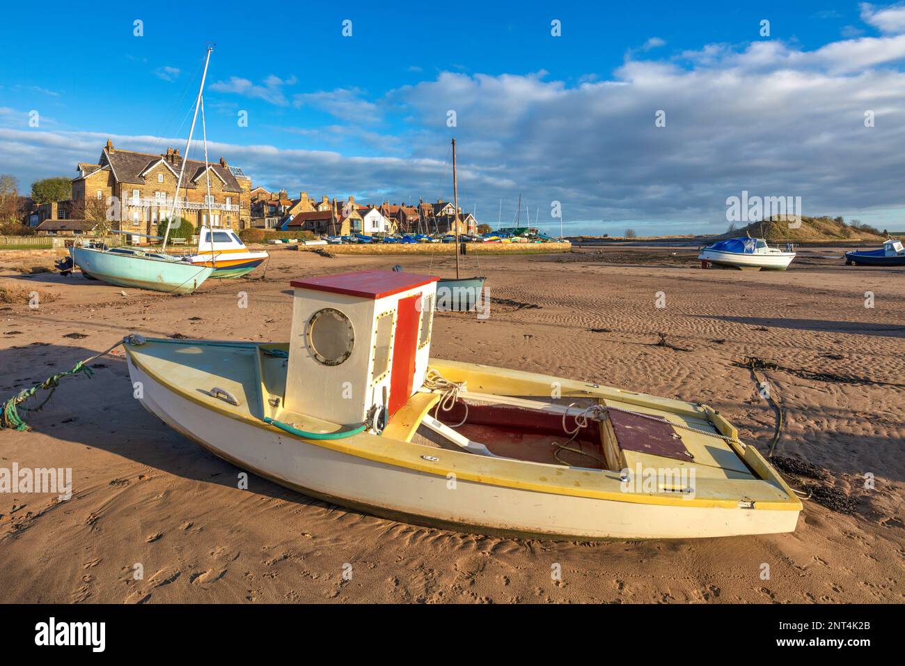 Sonniger Blick im Frühling über den Hafen von Alnmouth in Northumberland mit Blick auf das Dorf mit Church Hill im Hintergrund, England, großbritannien Stockfoto