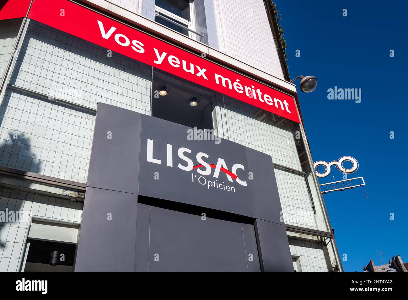 Zeichen des historischen Lissac-Geschäfts in der Rue de Rivoli in Paris, Frankreich. Lissac ist ein französisches Unternehmen, das sich auf Brillen und Optik spezialisiert hat Stockfoto