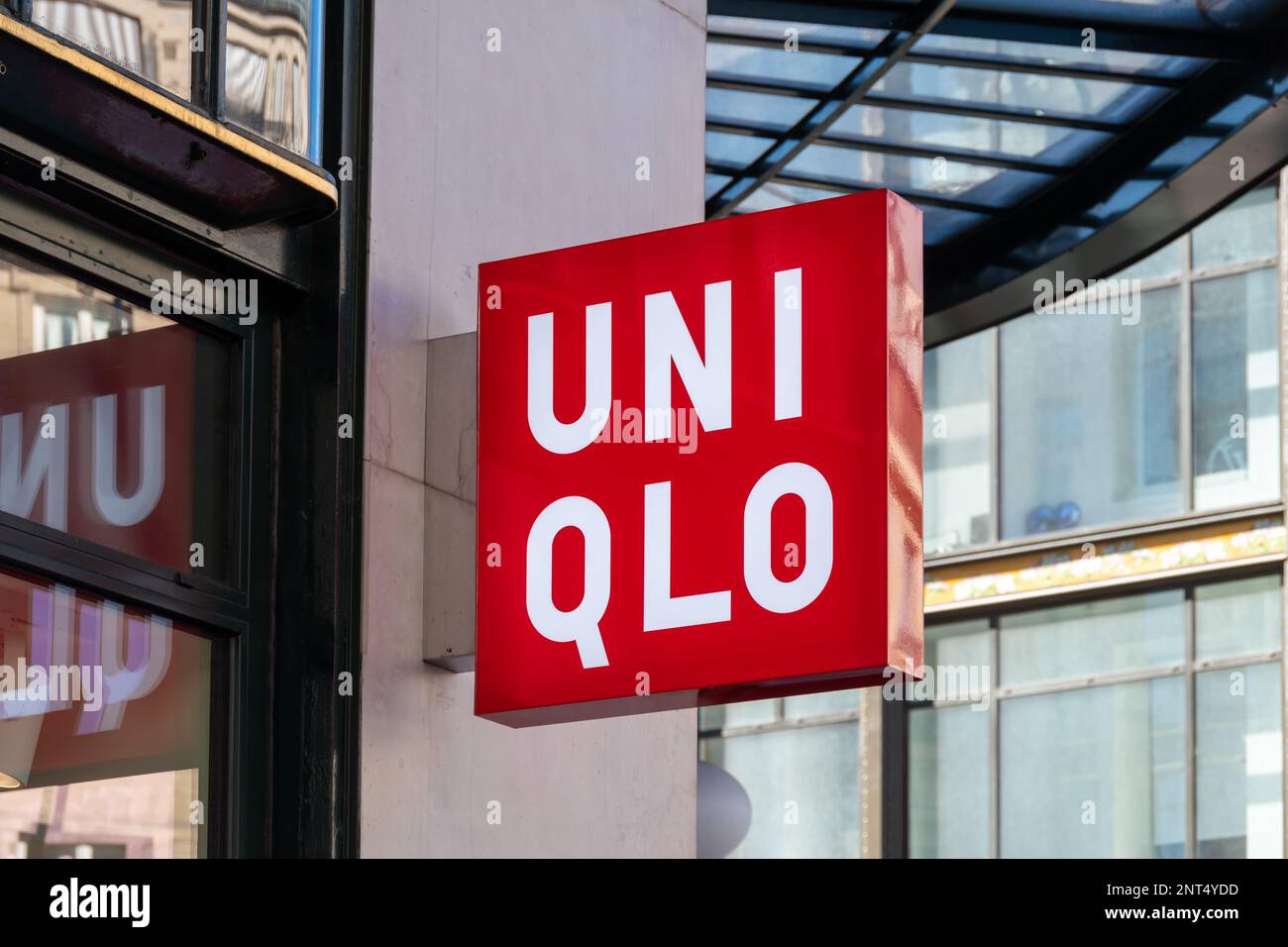Handelszeichen und Logo eines Uniqlo-Geschäfts, einer Handelsmarke von Fast Retailing, einem japanischen Bekleidungsunternehmen aus Design, Herstellung und Vertrieb von Bekleidung Stockfoto