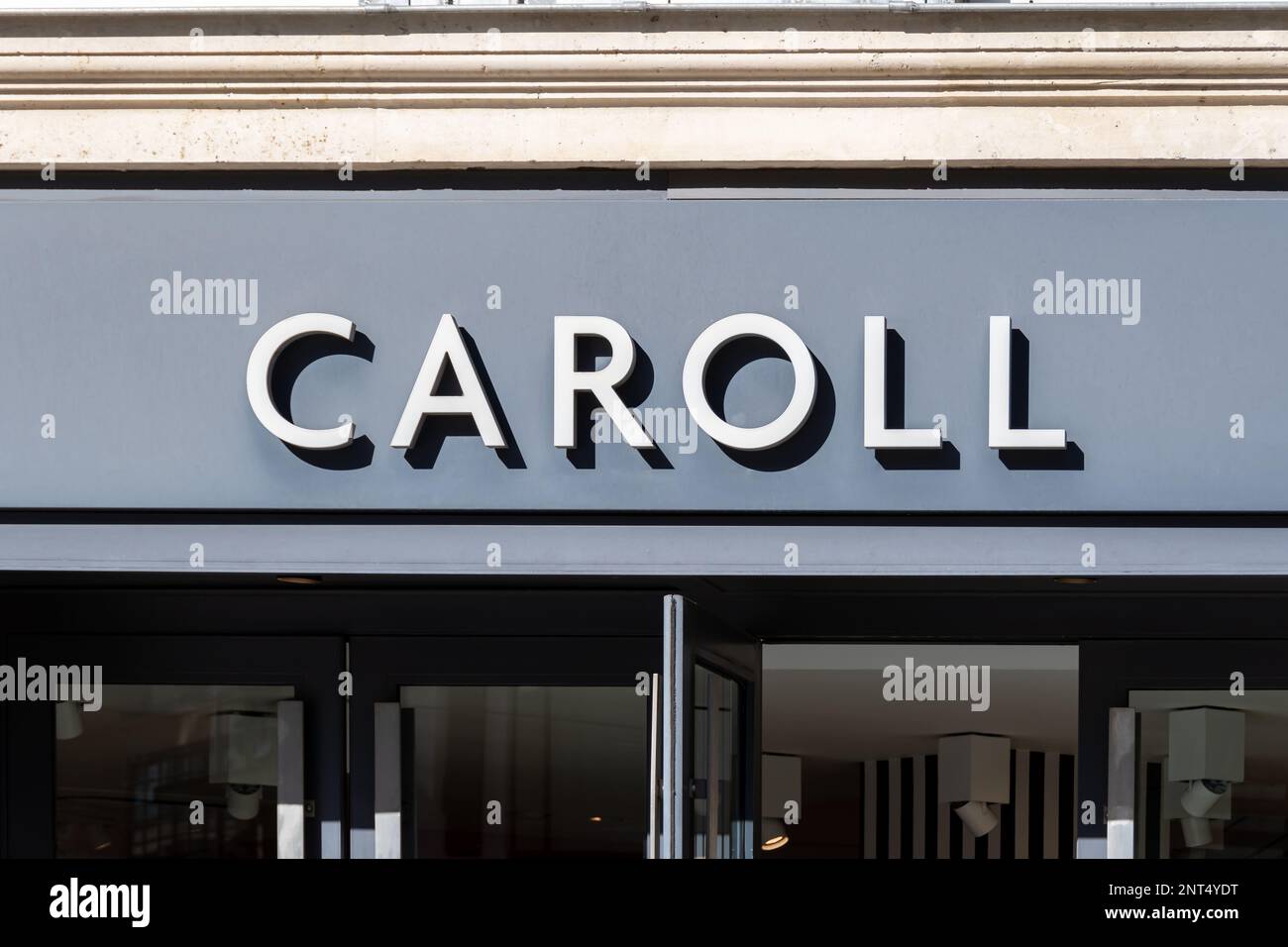 Handelszeichen einer Caroll Boutique, einem französischen Damenhersteller  für Mode und Accessoires Stockfotografie - Alamy