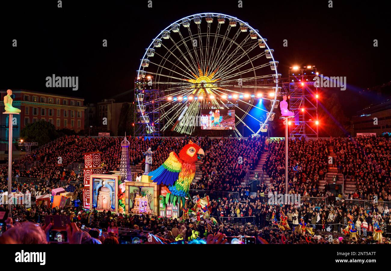 Schwimmt bei Nacht (der Naga Dragon) auf der 150. Jährlichen Karnevalsparade der Lichter in Nizza, Place Masséna, an der französischen Riviera. Stockfoto