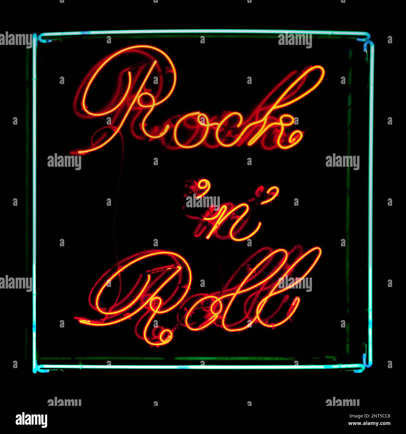 Nahaufnahme eines Neonlichts in Form eines Quadrats mit der Aufschrift „Rock 'n' Roll“. Stockfoto
