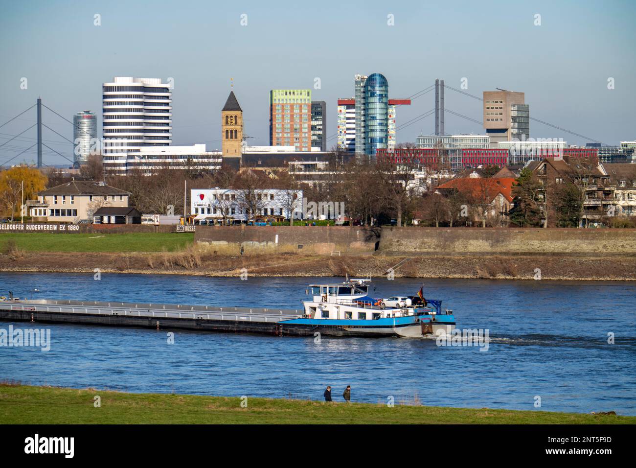 Die Skyline von Düsseldorf mit den RWI-Wolkenkratzern und Bürogebäuden auf der Friedrichstraße, dem Stadttor, Wohngebäuden vor dem Rhein-Eingang Stockfoto