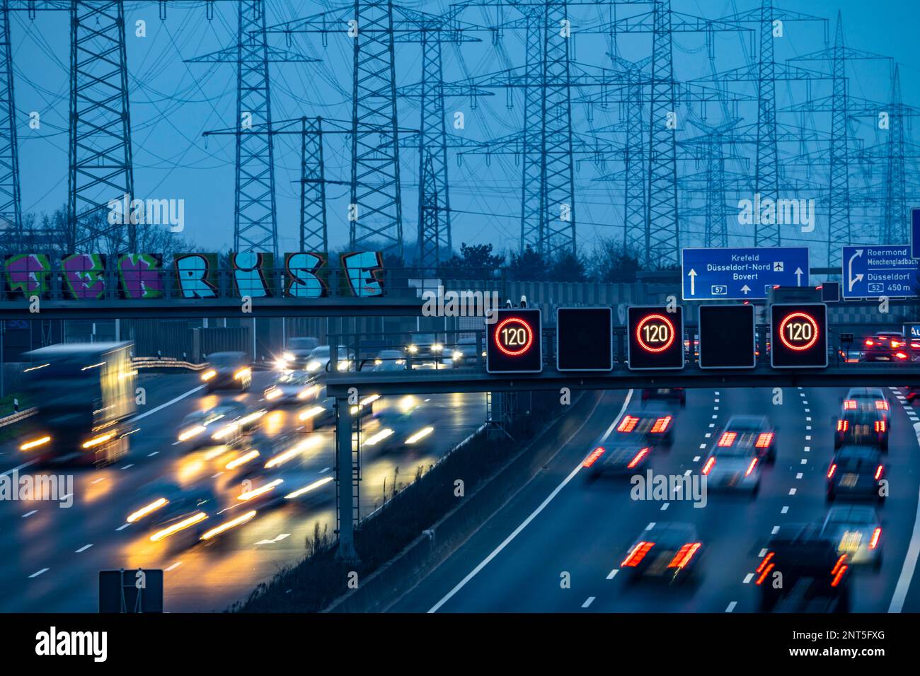 Autobahn A57 in der Nähe von Kaarst im Rheinviertel Neuss, Blick in Richtung des Autobahnkreuzes Kaarst, starker Verkehr außerhalb der Spitzenzeiten, Überlandlinie Stockfoto