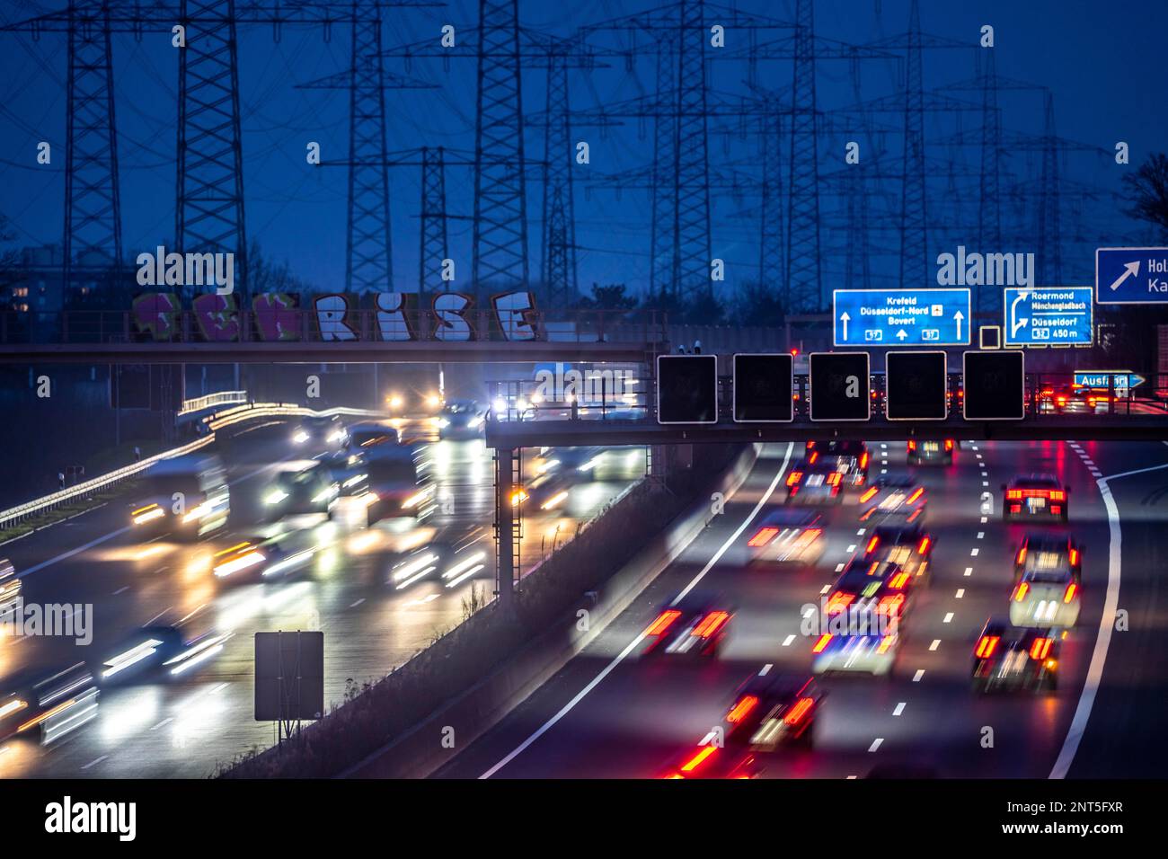 Autobahn A57 in der Nähe von Kaarst im Rheinviertel Neuss, Blick in Richtung des Autobahnkreuzes Kaarst, starker Verkehr außerhalb der Spitzenzeiten, Überlandlinie Stockfoto