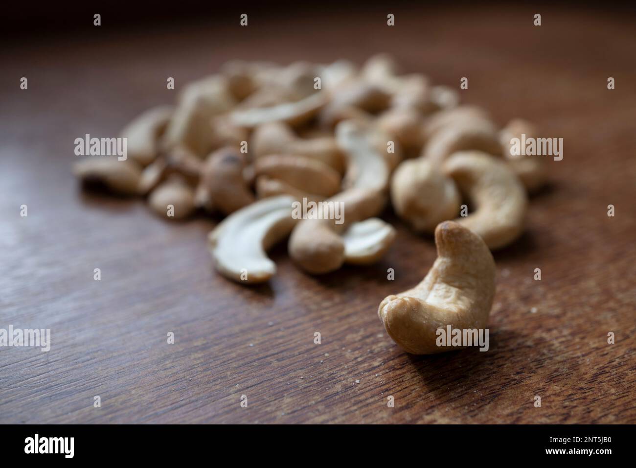Leckere Cashewnüsse als Hintergrund, Draufsicht Stockfoto