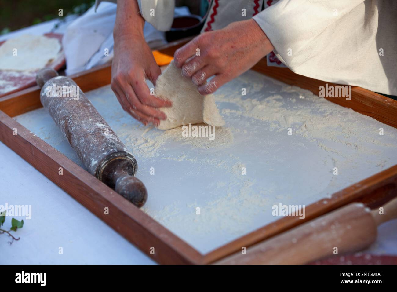Mittelalterlicher Bäcker, der einen Fouace herstellt (auch bekannt als Fouée). Es ist ein rundes und luftiges Brot aus dem Westen Frankreichs (Region Touraine und Anjou der Loire VA) Stockfoto