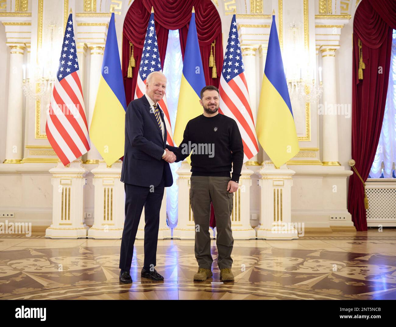 JOE BIDEN, US-Präsident mit Volodymyr Zelensky am 20. Februar 2023 im Mariinsky-Palast in Kiew. Foto: UPPO Stockfoto
