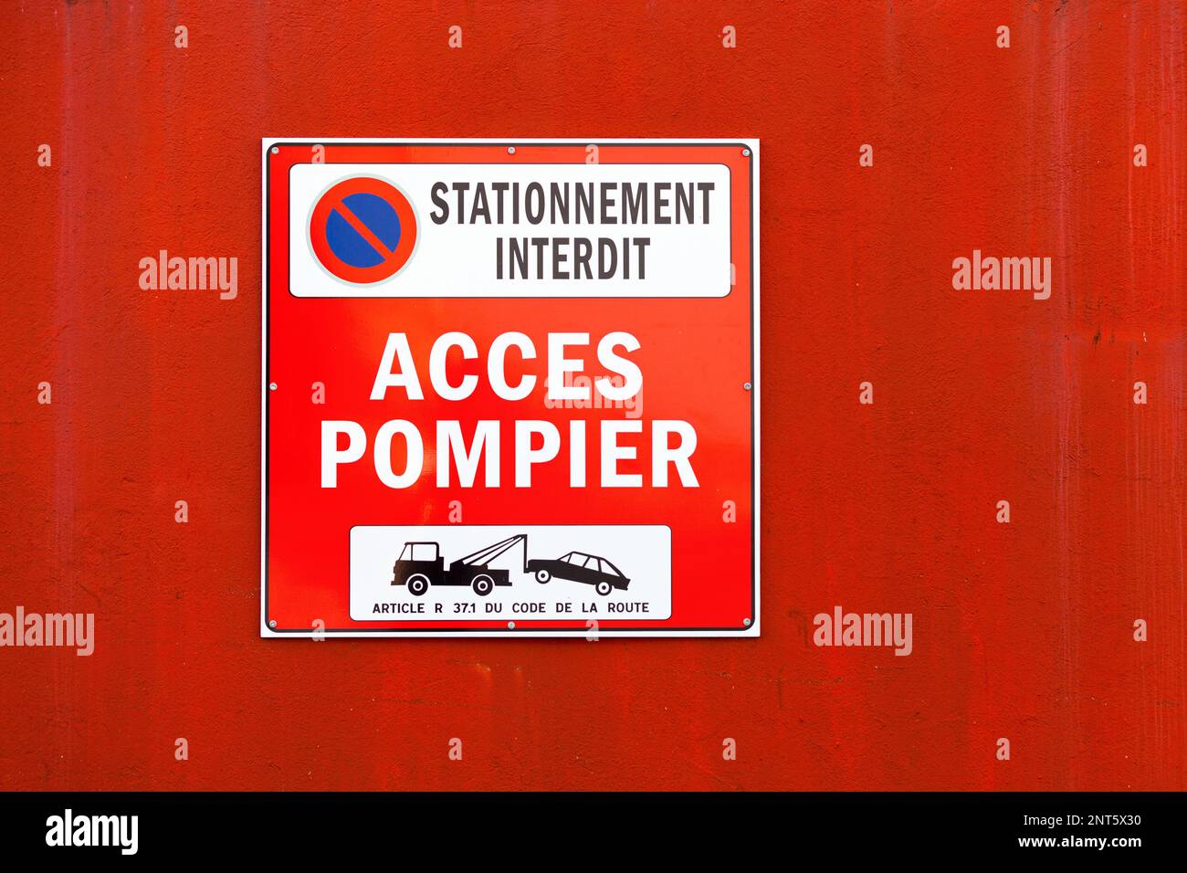 Warnschild mit französischer Aufschrift „Stationnement interdit, Accès pompier“, in englischer Sprache bedeutet „Parking Forbidden, Fire men Access“. Stockfoto