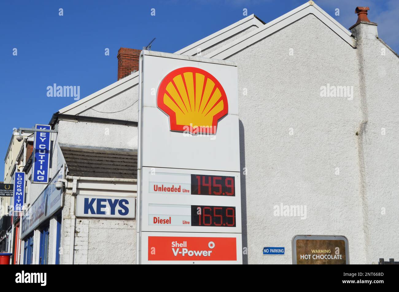25. Februar 2023, Swansea, Wales, Vereinigtes Königreich. Shell Tankstelle auf der Gower Road in Sketty. Stockfoto