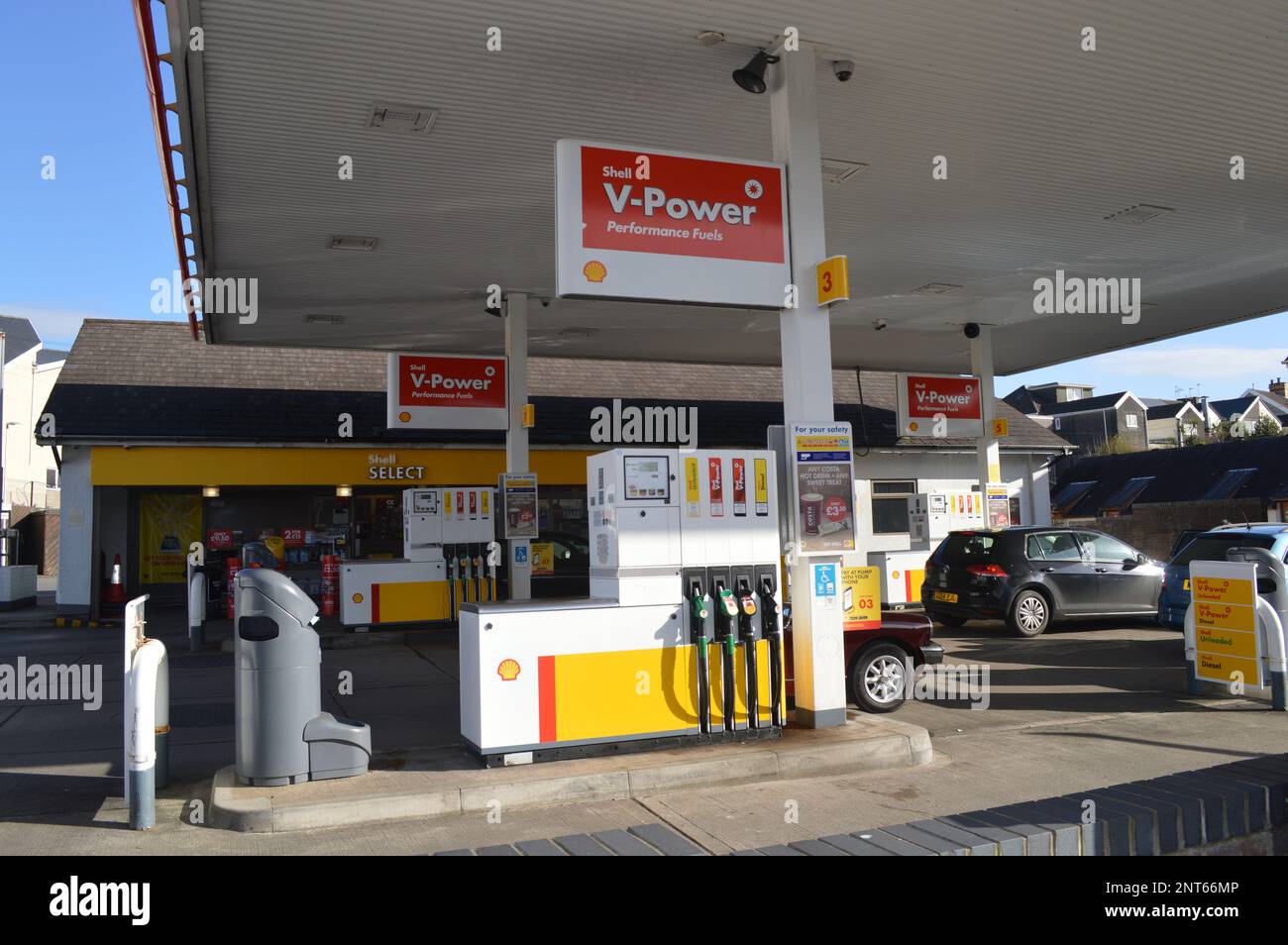 25. Februar 2023, Swansea, Wales, Vereinigtes Königreich. Shell Tankstelle auf der Gower Road in Sketty. Stockfoto