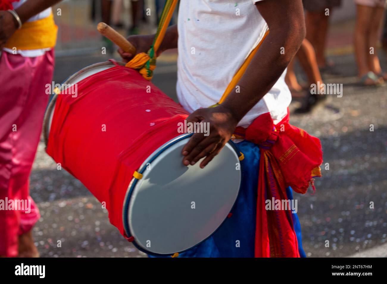 Musiker, der während des Karnevals von Grand Boucan mit einem Dholak spielt. Stockfoto