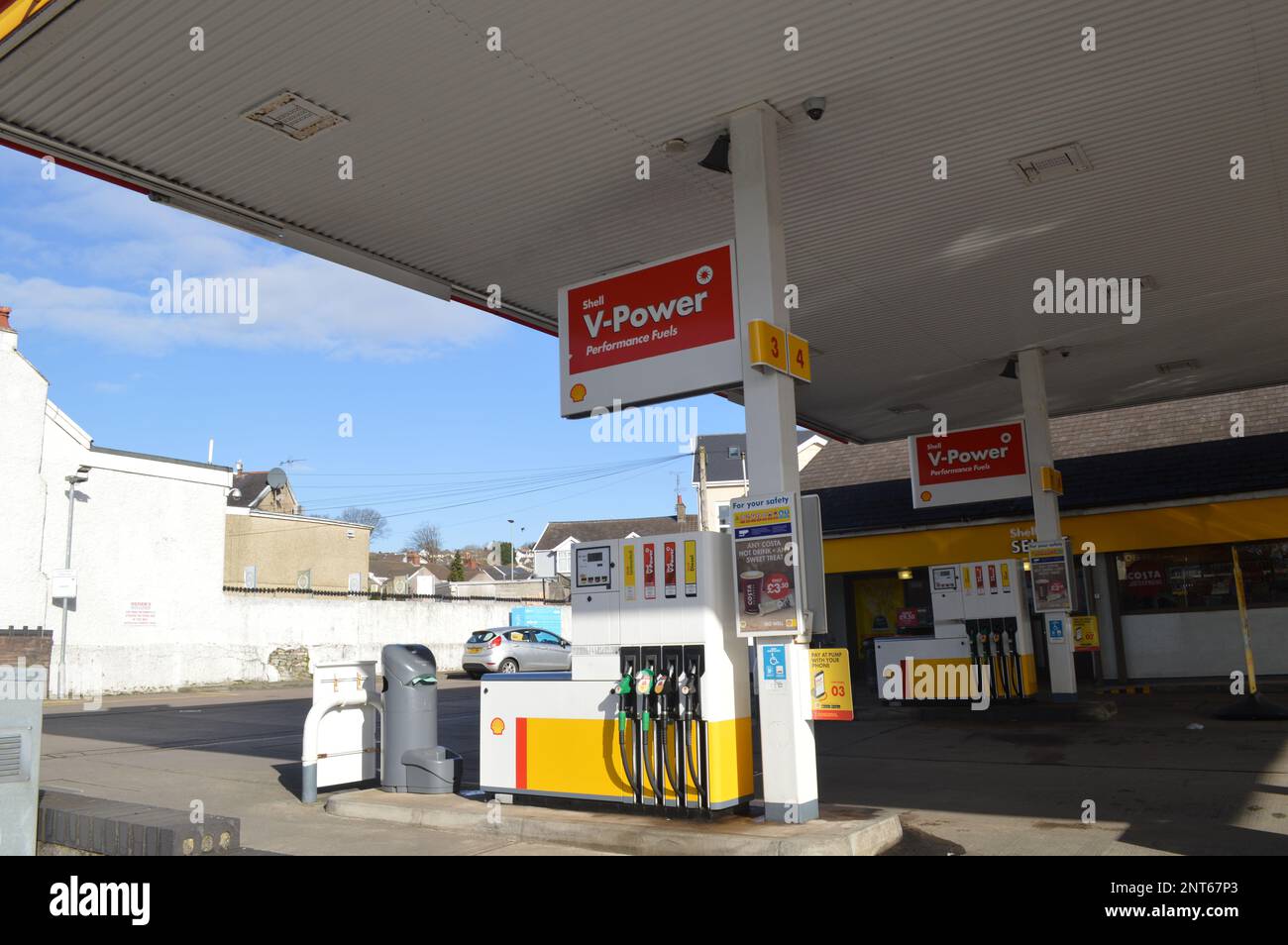25. Februar 2023, Swansea, Wales, Vereinigtes Königreich. Shell Tankstelle auf der Gower Road in Sketty. Stockfoto